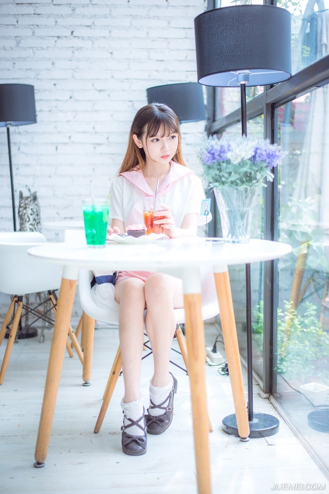 给自己时间，不要焦急，一步一步来，一日一日过，请相信生命的韧性是惊人的，跟自己向上的心去合作，不要放弃对自己的爱护。——三毛《亲爱的三毛》